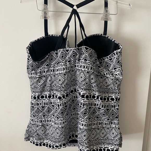 NEW W/O tags, size 3X, 2-pc. Tankini set, Black &white,belly button level bottom - Picture 2 of 3